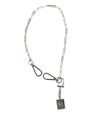 Collar para hombres con colgante del logo DG en cadena de metal tono plateado de Dolce & Gabbana