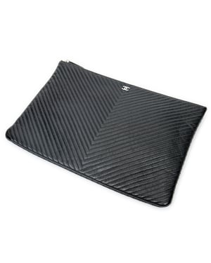 Chanel Large Chevron O-Case Zip  en Negro Cuero de ternero
