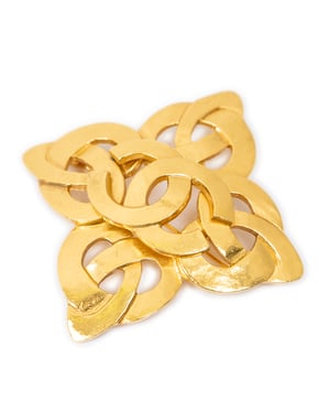 Chanel CC Quatrefoil Knot Brooch Pin  en  oro Acero inoxidable sin níquel