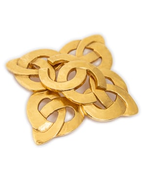 Chanel CC Quatrefoil Knot Brooch Pin  en  oro Acero inoxidable sin níquel