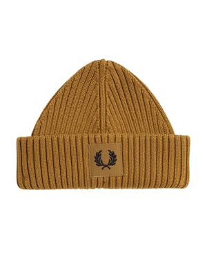 Gorro Acanalado Color Caramelo Oscuro Con Parche De La Marca Fred Perry
