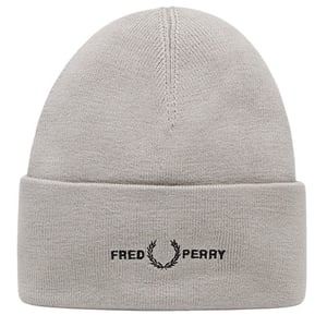 Gorro gris hormigón con logo gráfico de Fred Perry