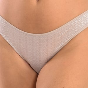 Braguita estilo bikini de micro tul con diseño de espiga para mujer, modelo 3095. Elegante, suave y con ajuste perfecto.