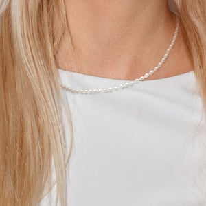 Collar rango de perlas de agua dulce grano de arroz 4-5 mm de oro amarillo blanco 18 quilates