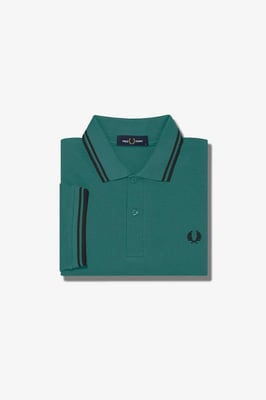 Fred Perry Polo negro con cuello con ribetes gemelos en verde menta