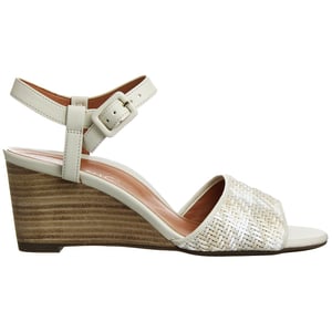 Sandalias viónicas de color beige