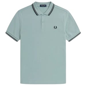 Polo azul claro con cuello con ribetes gemelos en negro de Fred Perry