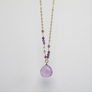 Collar Luxenter, zoqoyi de aleación de metal y amatista natural acabado baño oro 18K