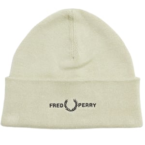 Gorro color crema ostra claro con logo gráfico de Fred Perry