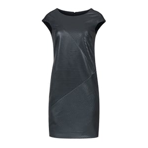 Vestido negro sin mangas con detalles de costura.