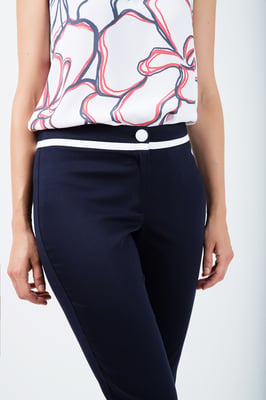 Pantalón entallado con raya blanca en contraste