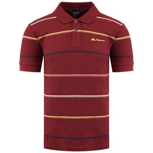 Ben Sherman despojó la camisa de polo burdeos