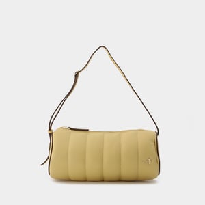 Bolsa cilíndrica acolchada de piel color crema