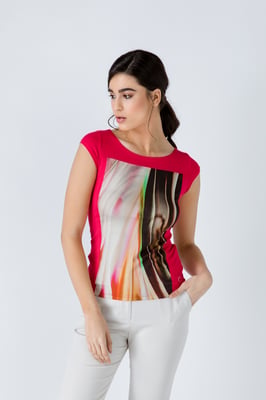 Top de manga casquillo con estampado rojo