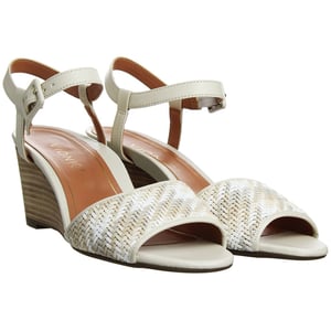 Sandalias viónicas de color beige