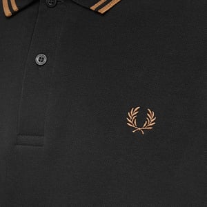 Polo de manga larga negro con cuello con ribetes dobles Shaded Stone de Fred Perry