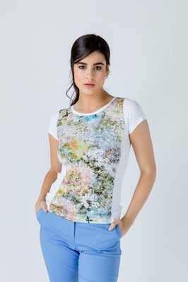 Top blanco de manga corta con estampado floral