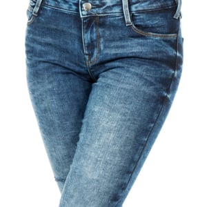 Pantalon Tejano Largo con bajos con corte estrecho 10DB50282 mujer
