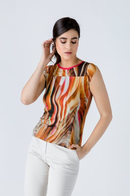 Top estampado de manga casquillo con detalle de ribete