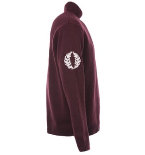 Jersey burdeos con cuello vuelto y corona de laurel de Fred Perry