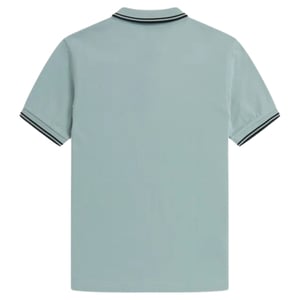 Polo azul claro con cuello con ribetes gemelos en negro de Fred Perry