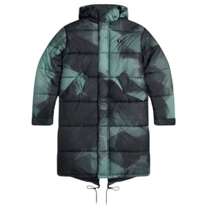Chaqueta Pakra acolchada de camuflaje azul marino con cola de pez sombreada de Fred Perry