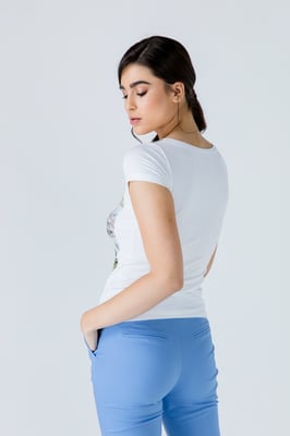 Top blanco de manga corta con estampado floral
