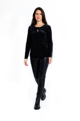 Top de terciopelo con tachuelas