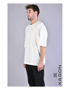 Camiseta Xagon sobre hombre de color blanco roto
