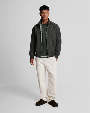 Chaqueta softshell gris metalizado con emblema de la marca Lyle & Scott