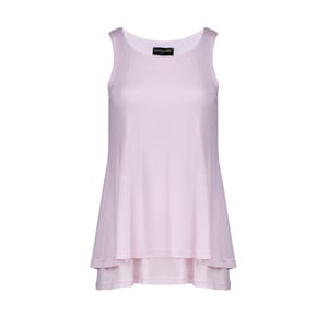 Top tipo túnica en capas de color rosa suave con abertura en la espalda