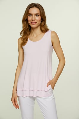 Top tipo túnica en capas de color rosa suave con abertura en la espalda