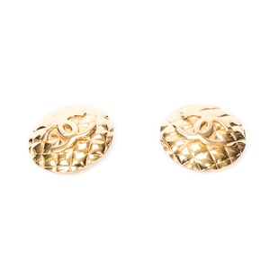 Chanel CC Quilted Round Clip On Earrings  en Oro Acero inoxidable sin níquel