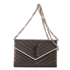 Yves Saint Laurent Cassandre Enveloppe Chain Wallet  en Gris/Blanco Piel de becerro