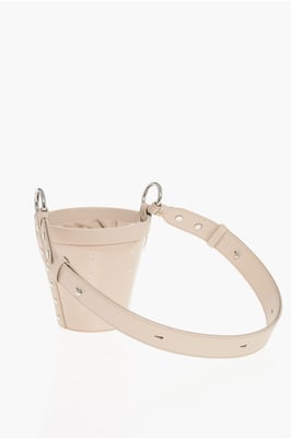 Bolso tipo cubo de charol con correa de hombro ajustable en color rosa