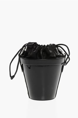 Bolso de charol tipo cubo con correa de hombro ajustable en color negro
