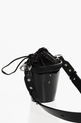 Bolso de charol tipo cubo con correa de hombro ajustable en color negro