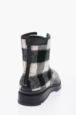 Botas de combate de lana y piel texturizada con cuadros de búfalo en blanco y negro