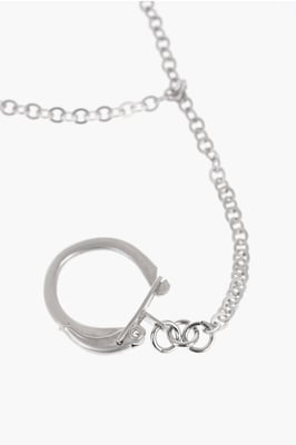 Alfileres MM6 con diseño de imperdibles y cadenas en plata