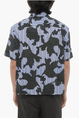 Camisa de corte cuadrado con motivo floral en azul y negro
