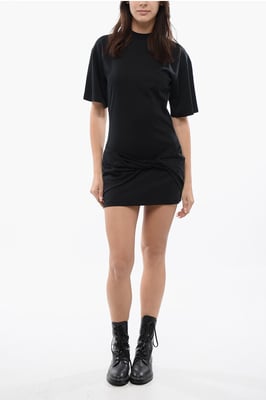 Vestido estilo camiseta con nudo delantero y flecha pequeña en negro