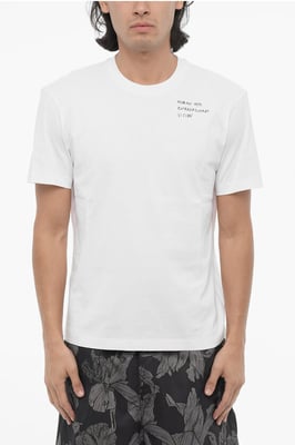 Camiseta de cuello redondo ajustada con la palabra "HUMANO CON VISIÓN EXTRAORDINARIA" en blanco