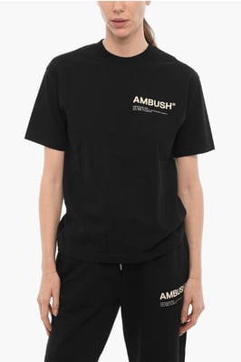 Camiseta de cuello redondo de color liso con logotipo en contraste en negro