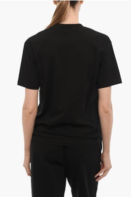 Camiseta de cuello redondo de color liso con logotipo en contraste en negro