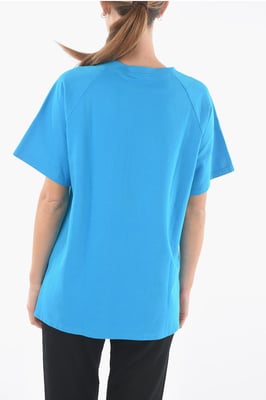 Camiseta maxi de cuello redondo con monograma de parche en azul