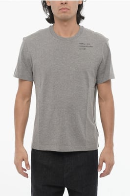 Camiseta de cuello redondo gris con una VISIÓN EXTRAORDINARIA y corte entallado