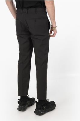 Pantalones negros de corte ajustado con trabillas para cinturón y 4 bolsillos
