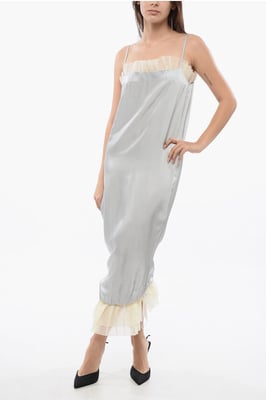 Vestido de satén al revés con volantes de gasa en gris