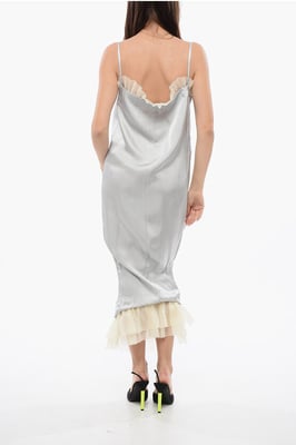 Vestido de satén al revés con volantes de gasa en gris