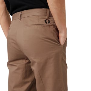 Pantalón clásico Fred Perry en marrón piedra sombreado para hombre